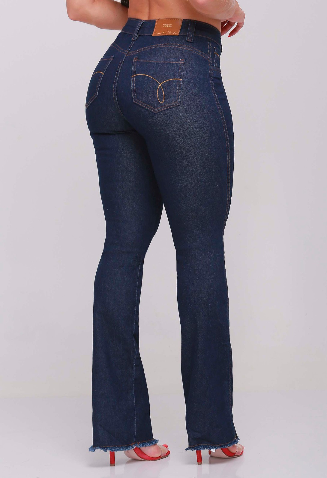 Calça Jeans Boot Cut Feminina Com Barra Desfiada 24387 Calça Jeans Boot Cut Feminina Com Barra Desfiada 24387