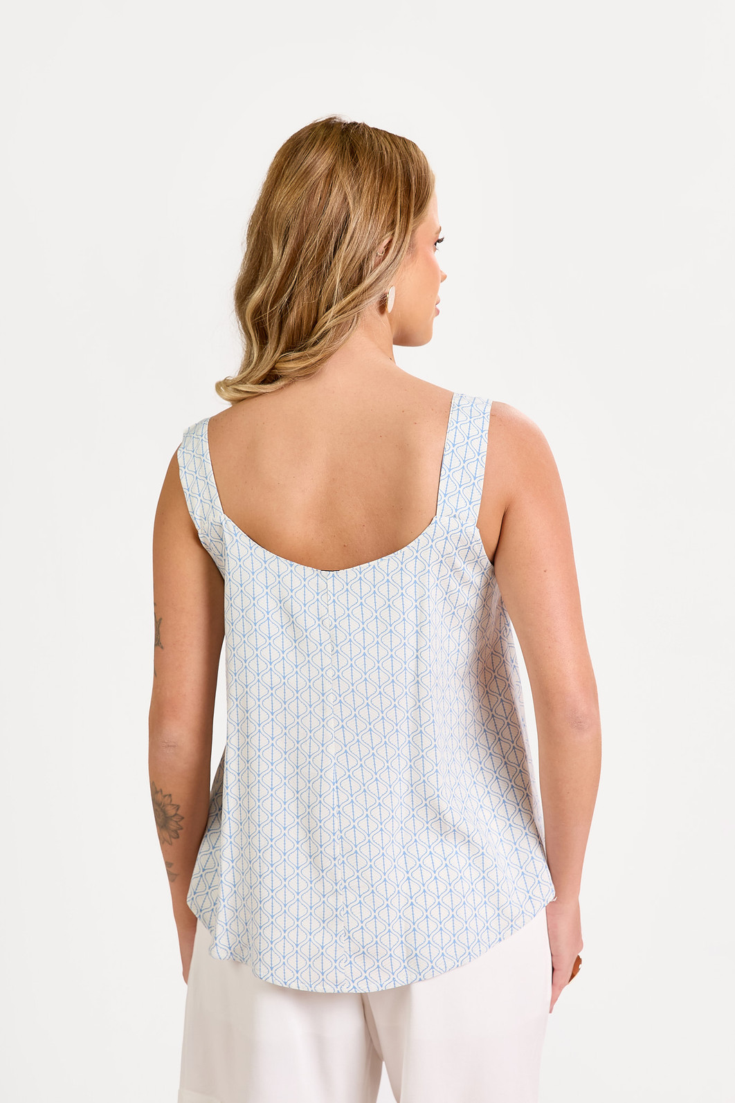 REGATA ALÇAS LARGAS FOLHAS REGATA ALÇAS LARGAS FOLHAS