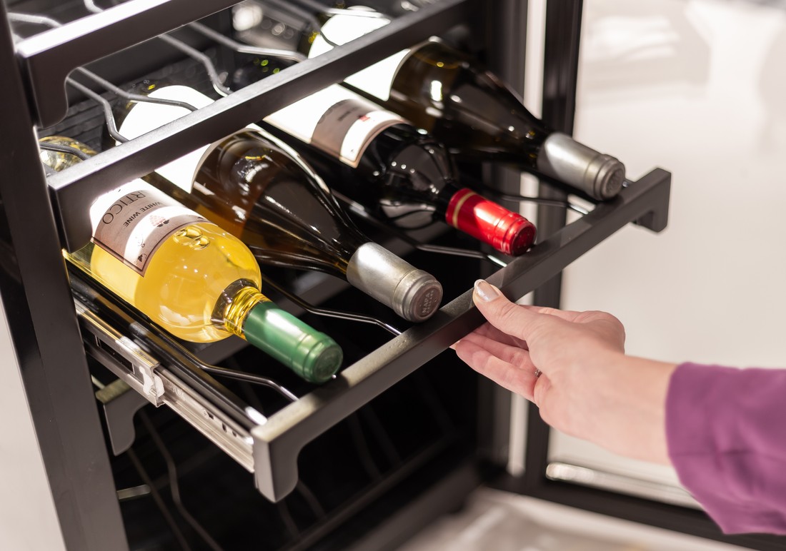 Prateleira adega ADA100 Abrindo a prateleira da adega