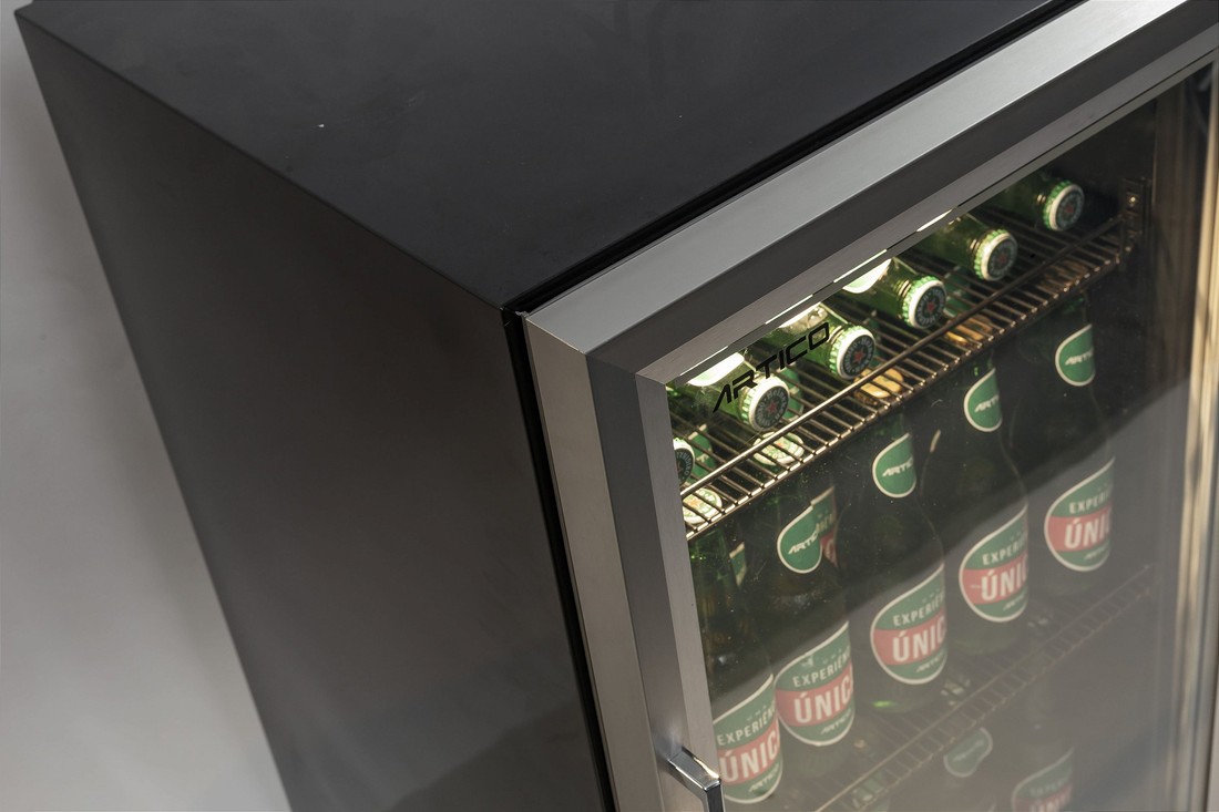 Cervejeira CVA100 Cervejeira CVA100 visão da lateral cheia de bebidas