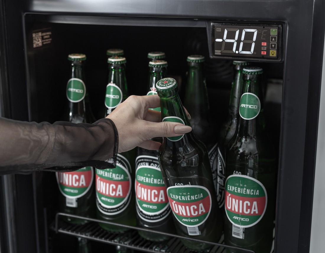 CV200 Porta esquerda CV200 Pegando cerveja