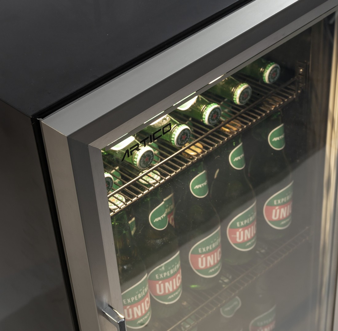 Cervejeira CVA100 Cervejeira CVA100 visão da lateral cheia de bebidas