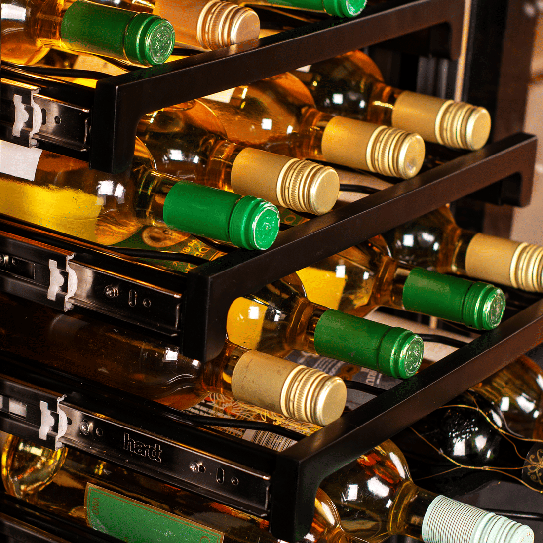 Prateleira da adega aberta