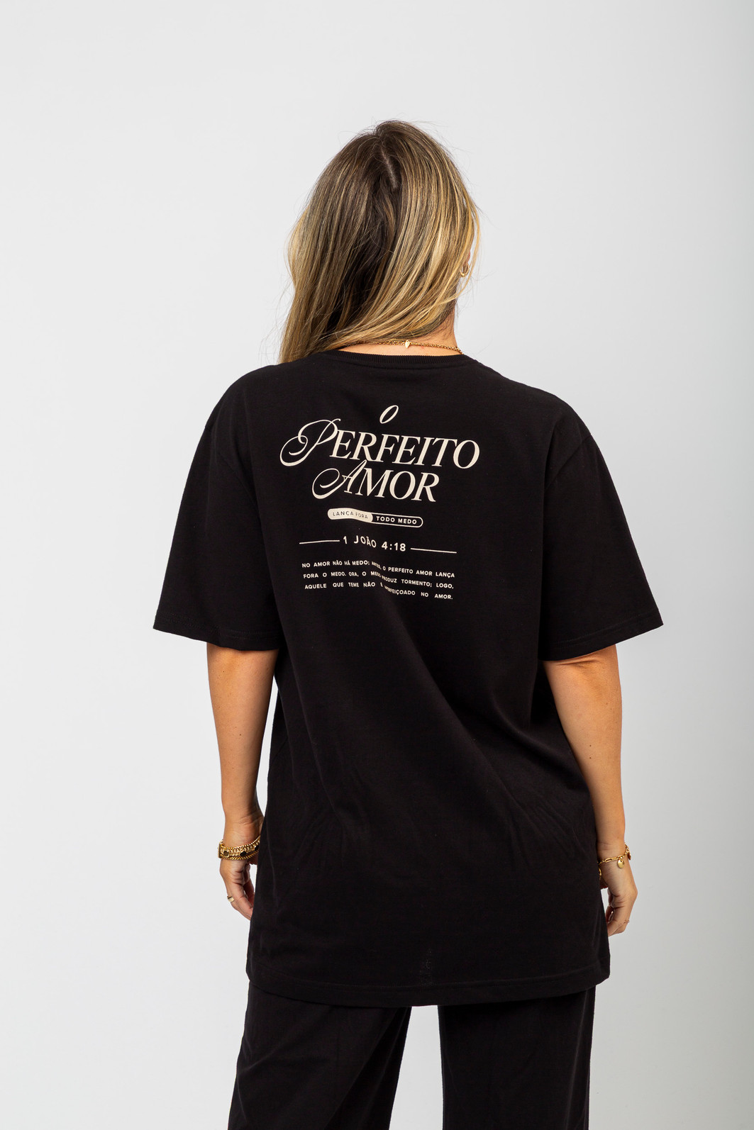 T-SHIRT PERFEITO AMOR OVERSIZED PRETA T-SHIRT PERFEITO AMOR OVERSIZED PRETA