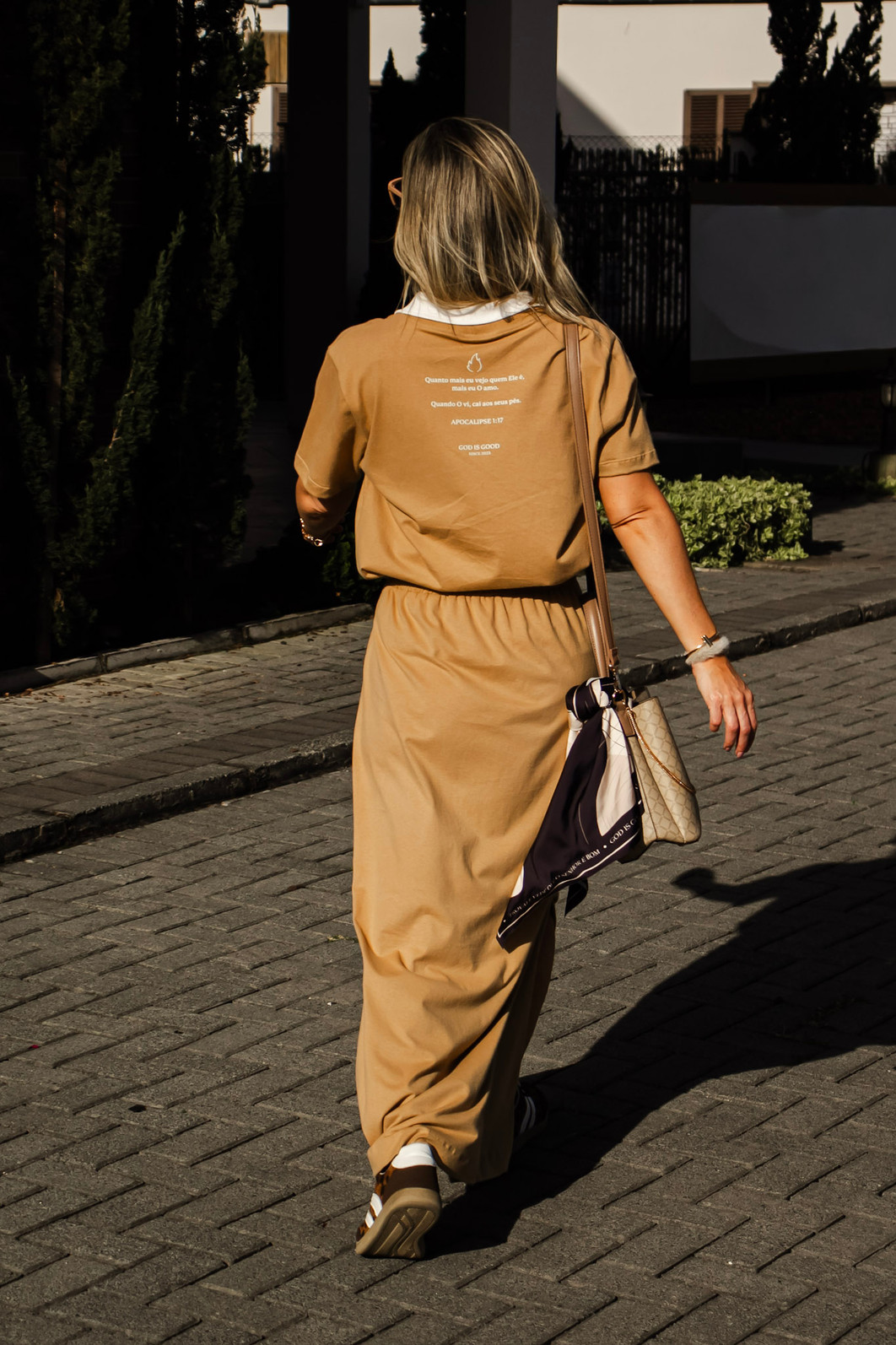 T-SHIRT OVERSIZED COM GOLA TEU FOGO EM MIM T-SHIRT OVERSIZED COM GOLA TEU FOGO EM MIM