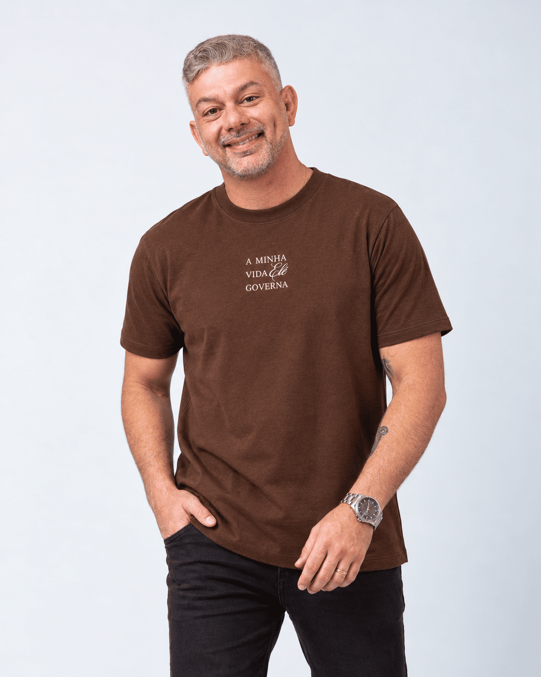 CAMISETA MASCULINA PRESENÇA MARROM CAMISETA MASCULINA PRESENÇA MARROM
