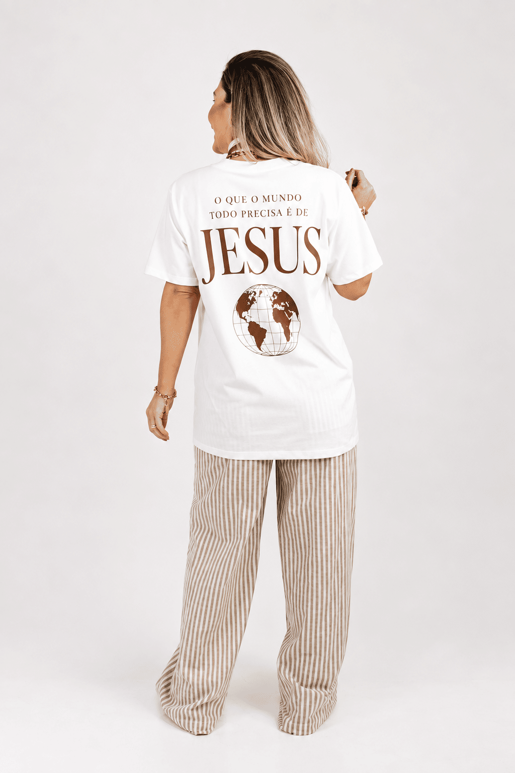 T-SHIRT OVERSIZED O QUE O MUNDO PRECISA T-SHIRT OVERSIZED O QUE O MUNDO PRECISA