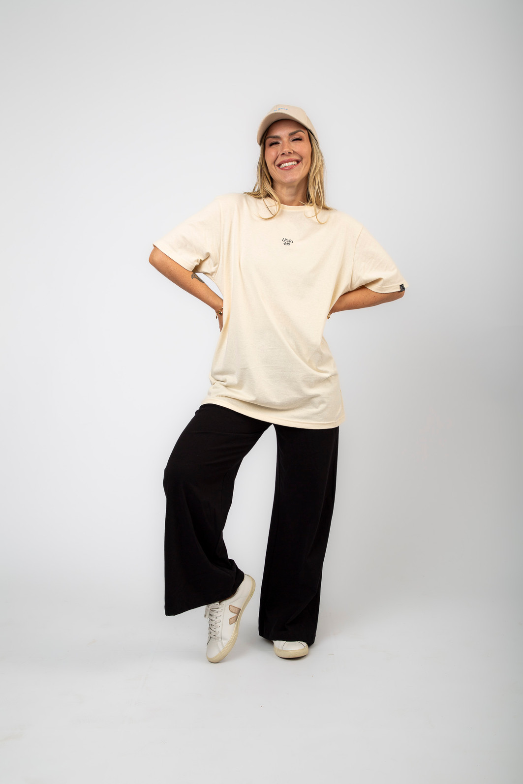 T-SHIRT PERFEITO AMOR OVERSIZED OFF WHITE T-SHIRT PERFEITO AMOR OVERSIZED OFF WHITE