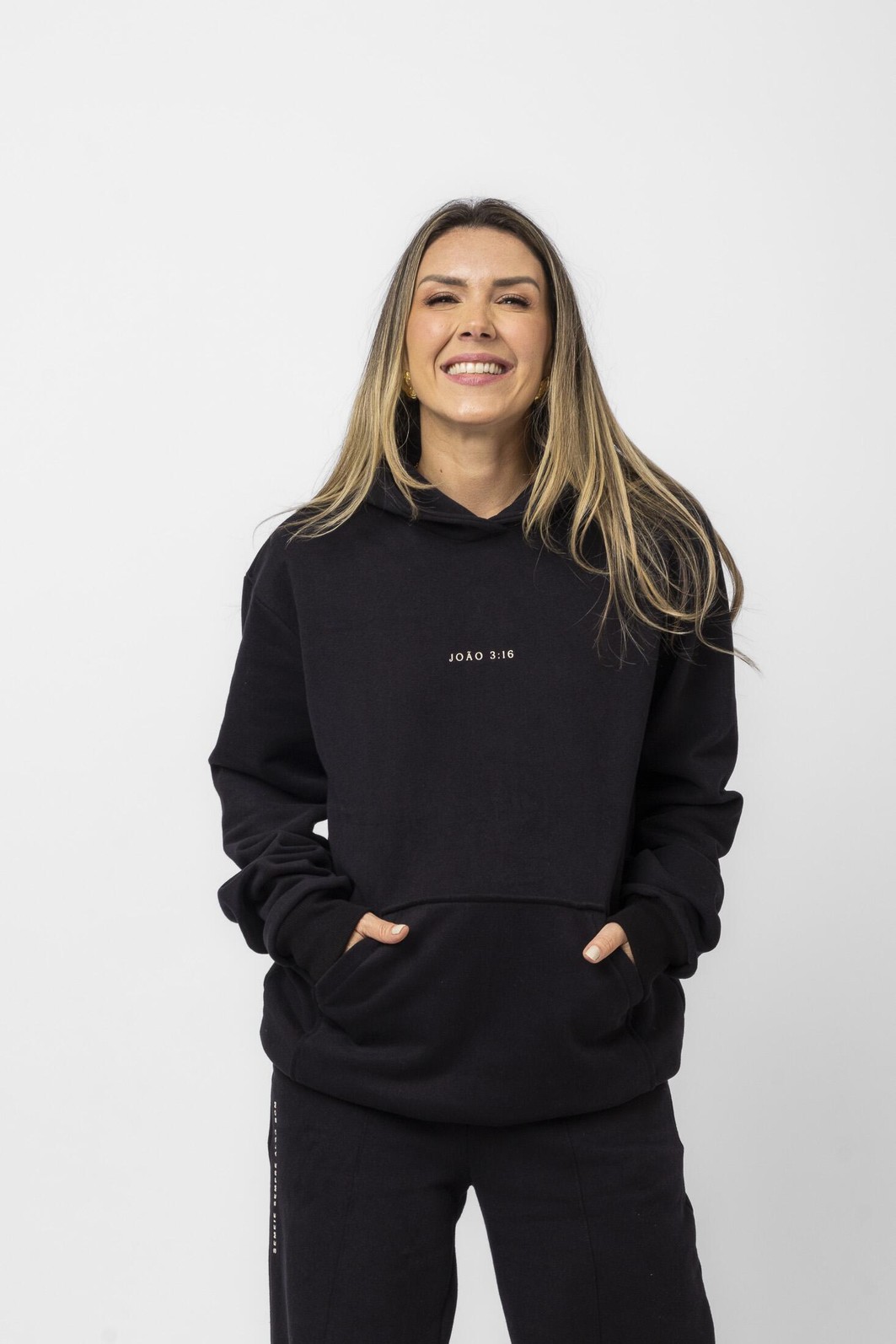 CASACO MOLETOM OVERSIZED PROVÉRBIOS CASACO MOLETOM OVERSIZED PROVÉRBIOS