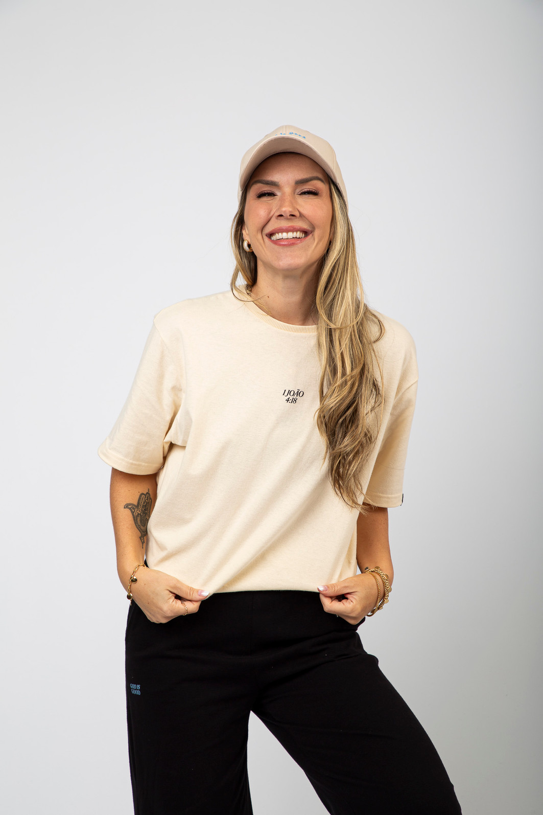 T-SHIRT PERFEITO AMOR OVERSIZED OFF WHITE T-SHIRT PERFEITO AMOR OVERSIZED OFF WHITE