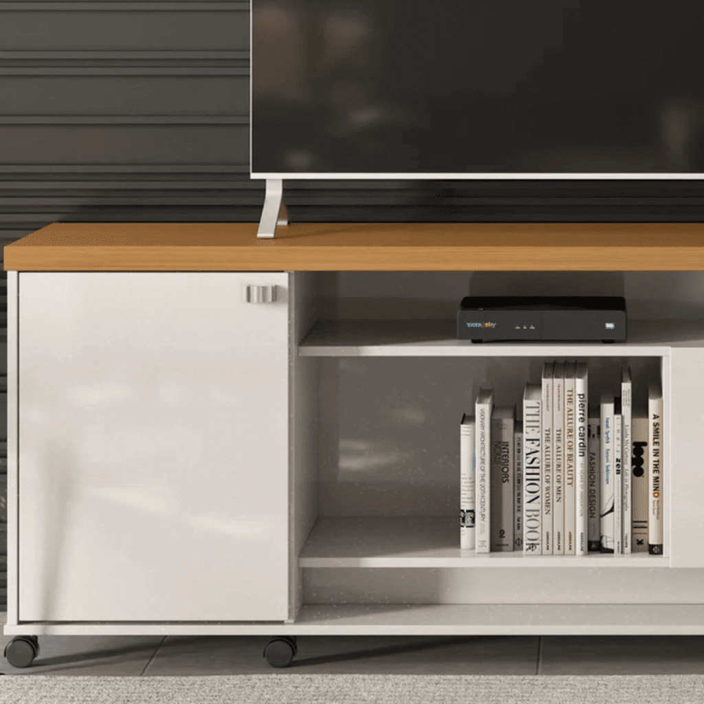 Bancada Rack para Sala Dallas Off White/Tauari 3 Portas 2 Prateleiras e Rodízios - Lukaliam Bancada Rack para Sala Dallas Off White/Tauari 3 Portas 2 Prateleiras e Rodízios - Lukaliam