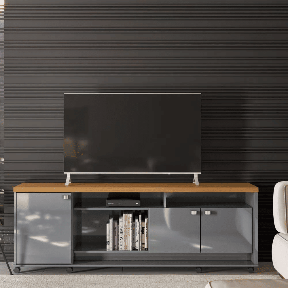 Bancada Rack para Sala Dallas Cinza Perolizado/Tauari 3 Portas e Rodízios - Lukaliam Bancada Rack para Sala Dallas Cinza Perolizado/Tauari 3 Portas e Rodízios - Lukaliam