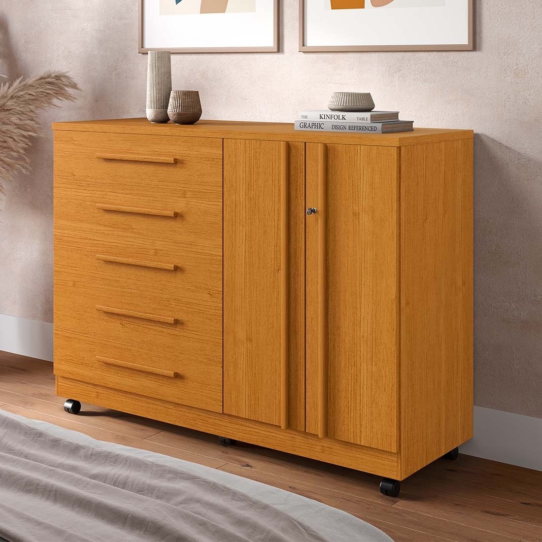 Cômoda Bella 5 Gavetas 2 Portas 136cm MDF com Rodízios - Cinamomo