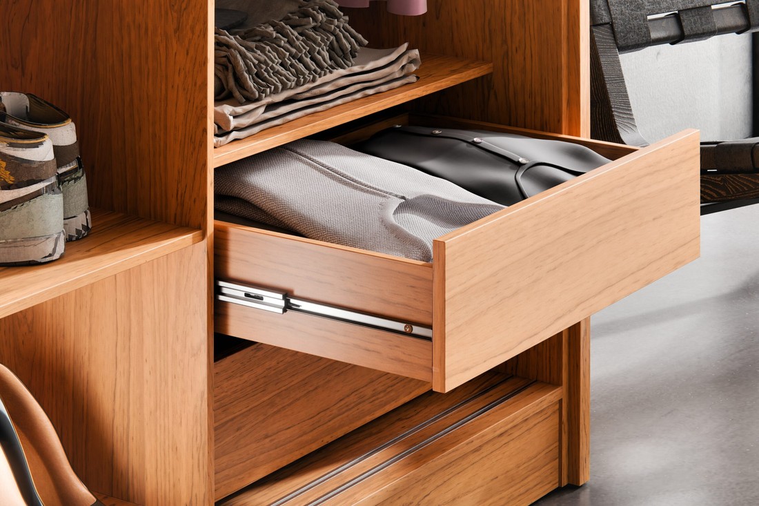 Guarda-Roupa 2 Portas de Correr 4 Gavetas Robel Studio 100% MDF Cinamomo/Off White Guarda-Roupa 2 Portas de Correr 4 Gavetas Robel Studio 100% MDF Cinamomo/Off White