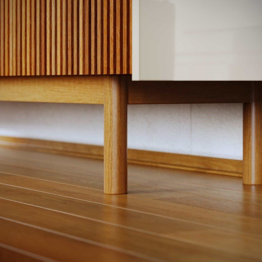 Buffet Dune 4P 1.8m Ripado Imcal Off WHite 4 Portas Fecho Toque Madeira Maciça Gaveta Interna Dobradiças Amortecedor