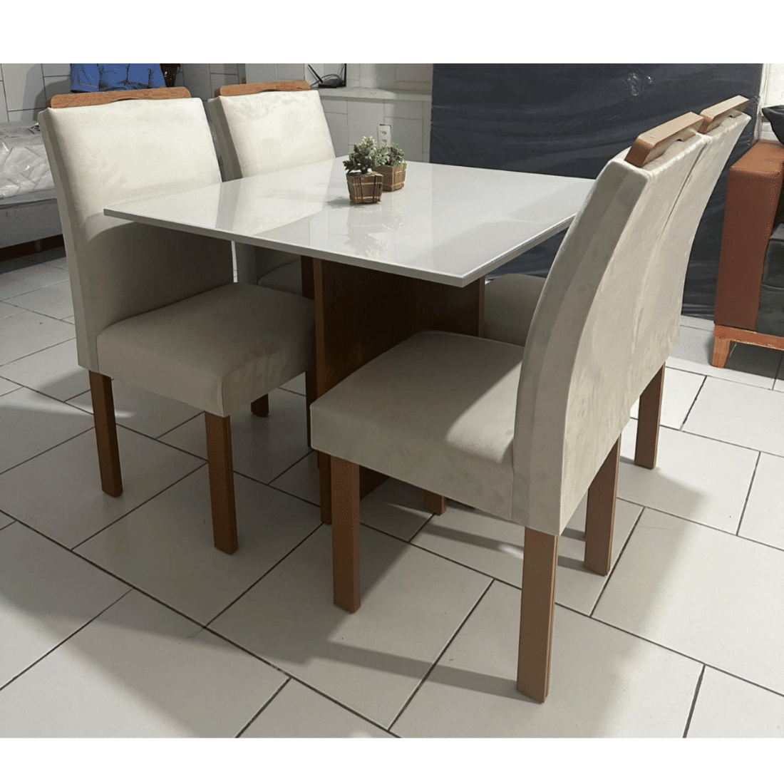 Sala de Jantar Mesa Salinas Tampo com Vidro 120x80 e 4 Cadeiras Londres - Cinamomo/Off White Sala de Jantar Mesa Salinas Tampo com Vidro 120x80 e 4 Cadeiras Londres - Cinamomo/Off White