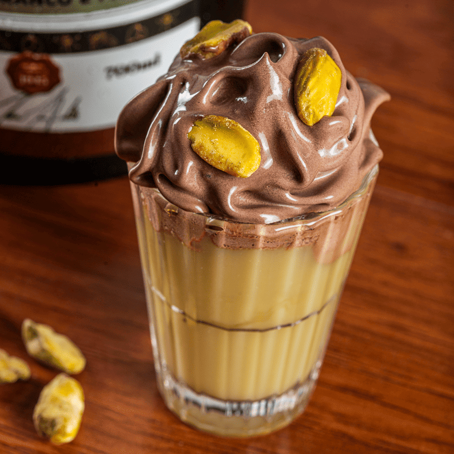 Licor Creme De Chocolate Branco com Pistache 700ml Liebe Dich Schluck Licor Creme De Chocolate Branco com Pistache 700ml Liebe Dich Schluck