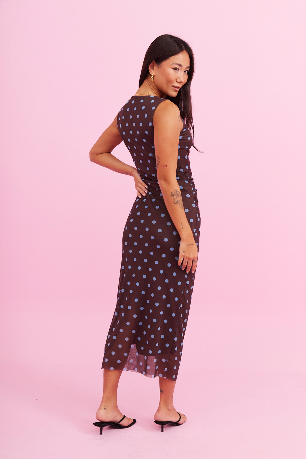 VESTIDO TULE JULIANA POA AZUL FUNDO MARROM VESTIDO TULE JULIANA POA AZUL FUNDO MARROM