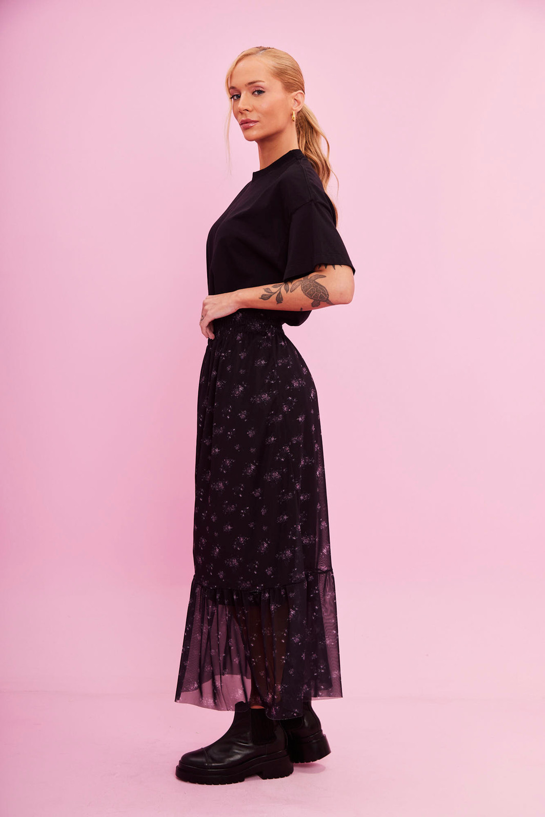 SAIA MIDI EM TULE CAMILA FLORAL FUNDO PRETO