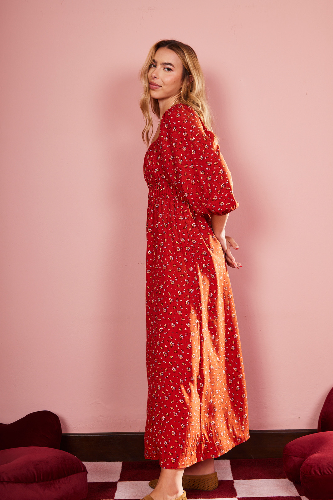 VESTIDO MIDI MORGANA FLORAL FUNDO OCRE VESTIDO MIDI MORGANA FLORAL FUNDO OCRE