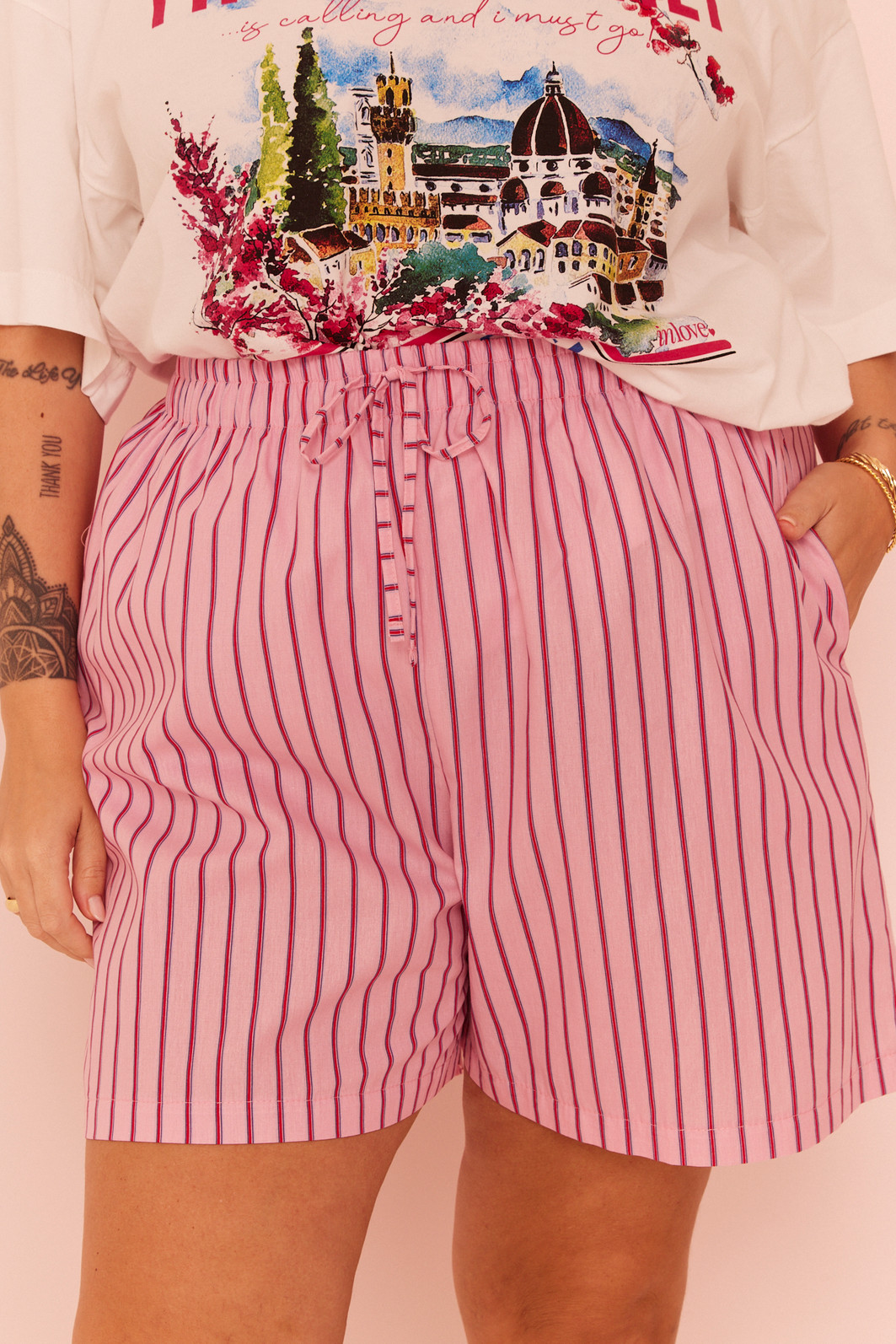 SHORTS CAMILE LISTRADO ROSA E VERMELHO SHORTS CAMILE LISTRADO ROSA E VERMELHO