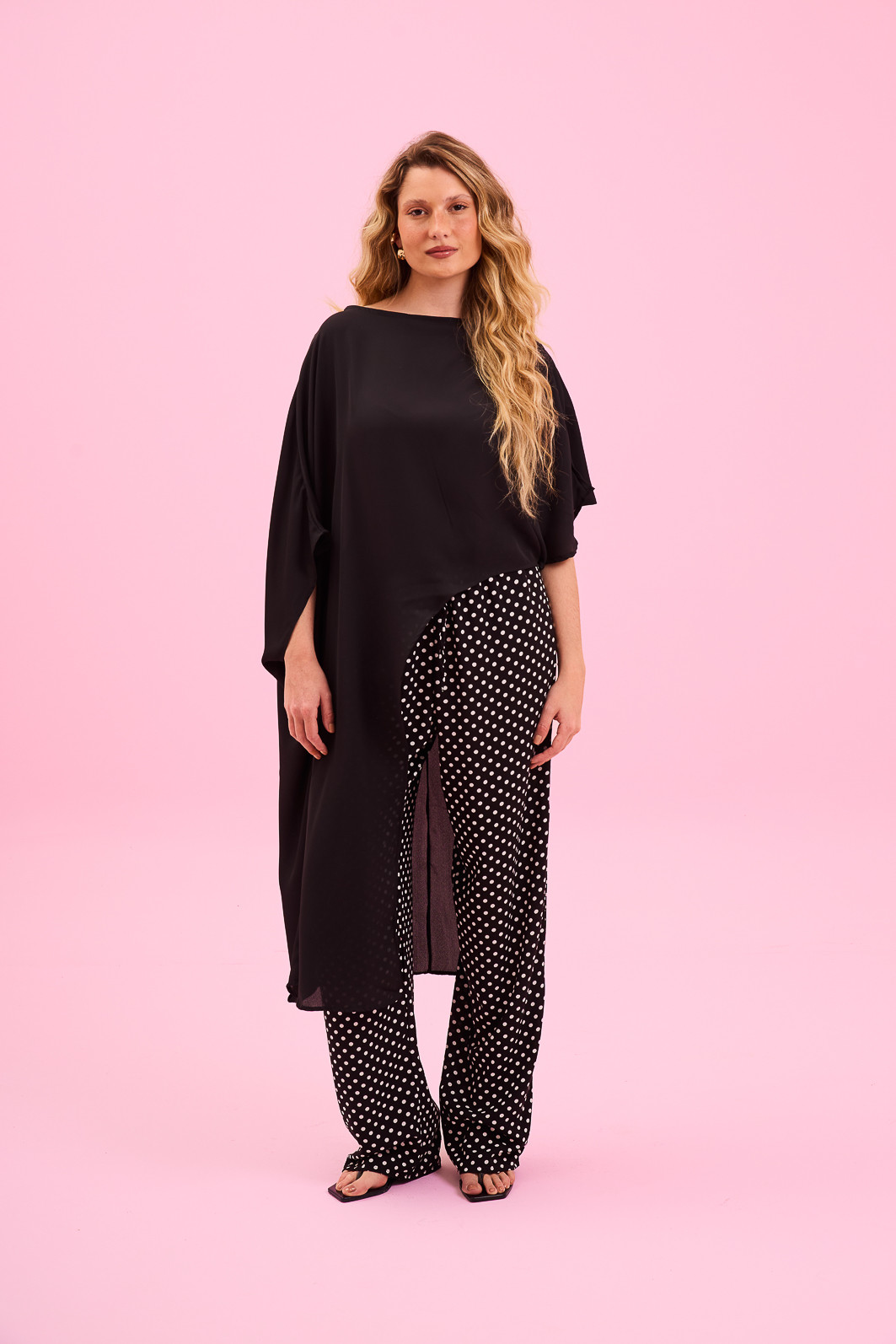 CALÇA EM VISCOSE POA FUNDO PRETO CALÇA EM VISCOSE POA FUNDO PRETO