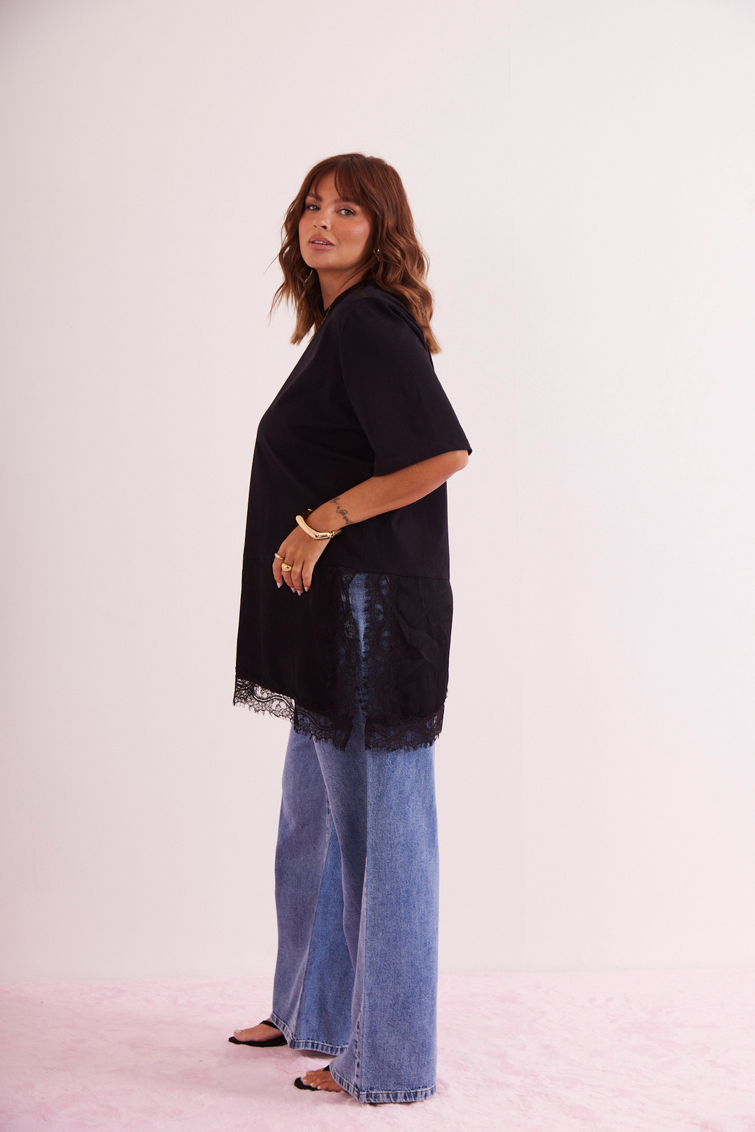 T-SHIRT OVER COM RENDA MIA PRETO T-SHIRT OVER COM RENDA MIA PRETO