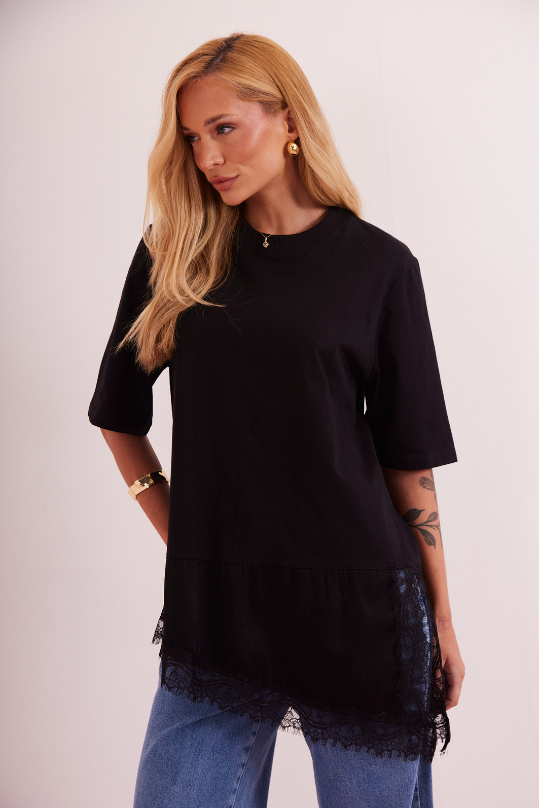 T-SHIRT OVER COM RENDA MIA PRETO T-SHIRT OVER COM RENDA MIA PRETO