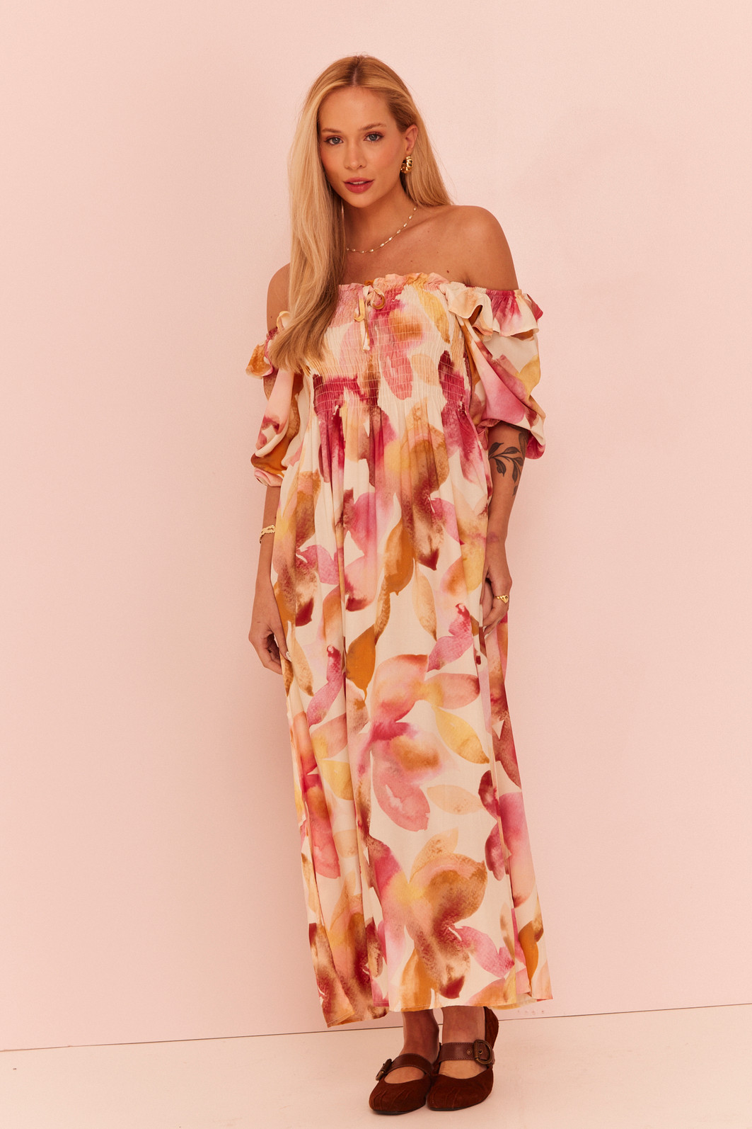 VESTIDO MIDI LAURA FLORAL FUNDO OFF VESTIDO MIDI LAURA FLORAL FUNDO OFF