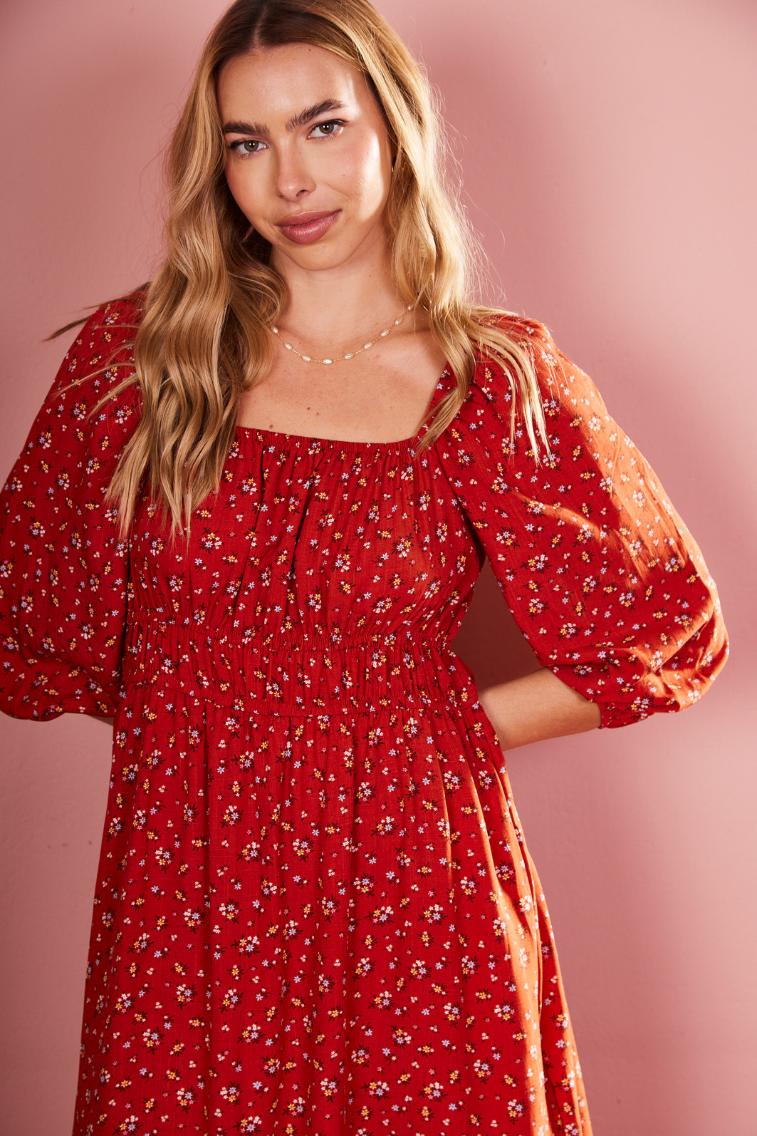 VESTIDO MIDI MORGANA FLORAL FUNDO OCRE VESTIDO MIDI MORGANA FLORAL FUNDO OCRE