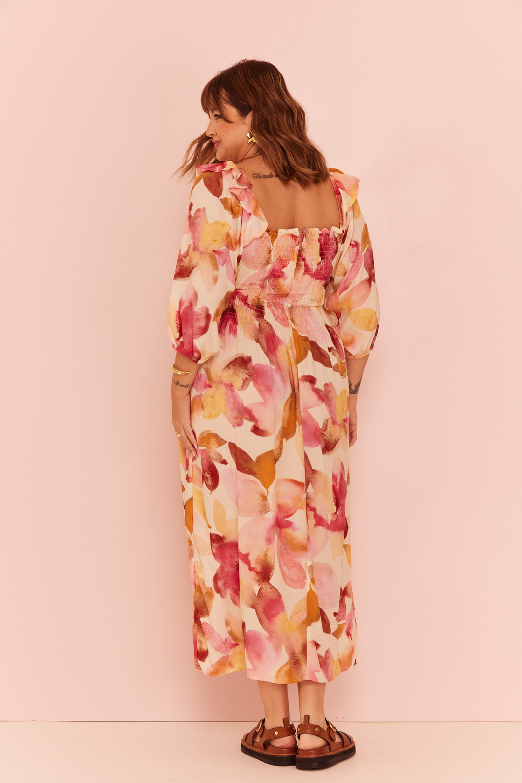 VESTIDO MIDI LAURA FLORAL FUNDO OFF VESTIDO MIDI LAURA FLORAL FUNDO OFF