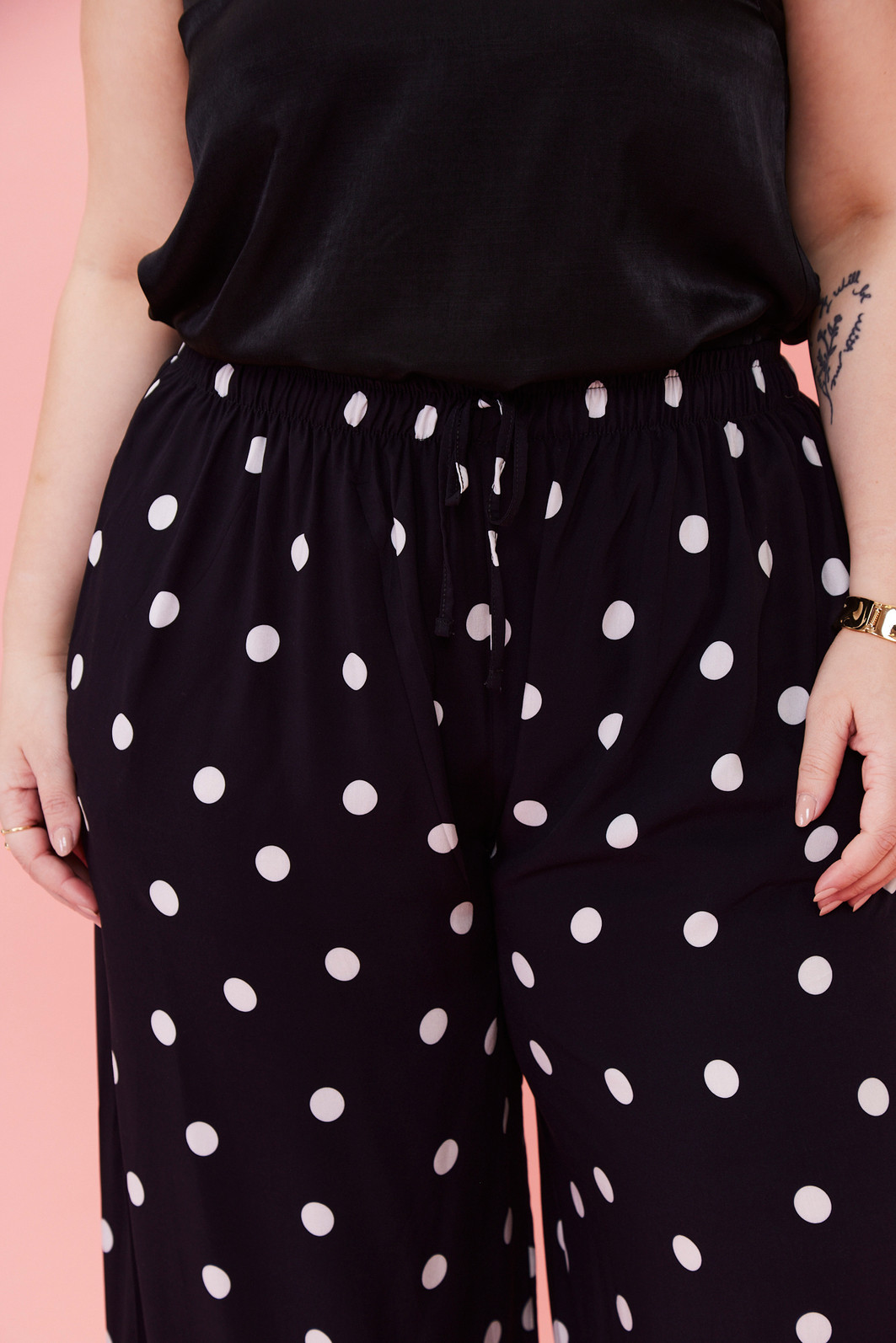 CALCA JOANA POA FUNDO PRETO CALCA JOANA POA FUNDO PRETO