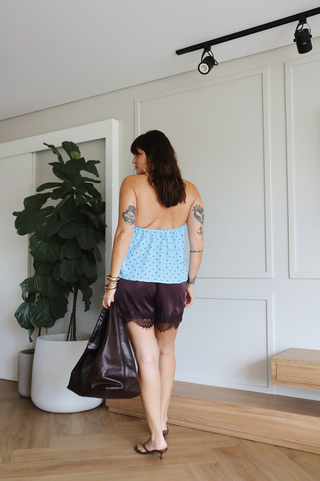 BLUSA EM CREPE MEL POA FUNDO AZUL BLUSA EM CREPE MEL POA FUNDO AZUL