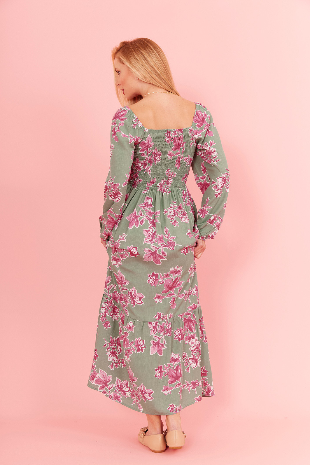 VESTIDO JENNI FLORAL FUNDO VERDE VESTIDO JENNI FLORAL FUNDO VERDE