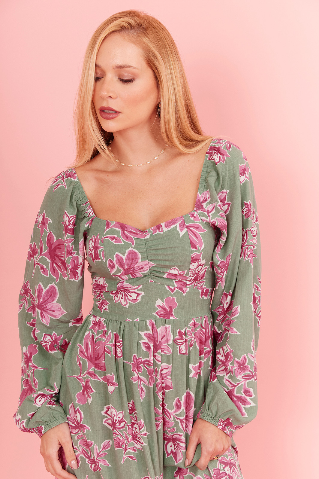 VESTIDO JENNI FLORAL FUNDO VERDE VESTIDO JENNI FLORAL FUNDO VERDE