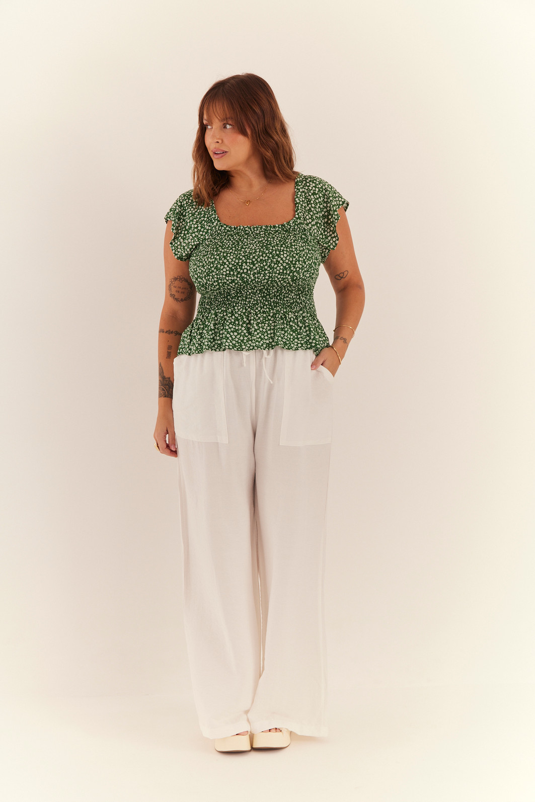 BLUSA MICHELE FLORAL FUNDO VERDE BLUSA MICHELE FLORAL FUNDO VERDE