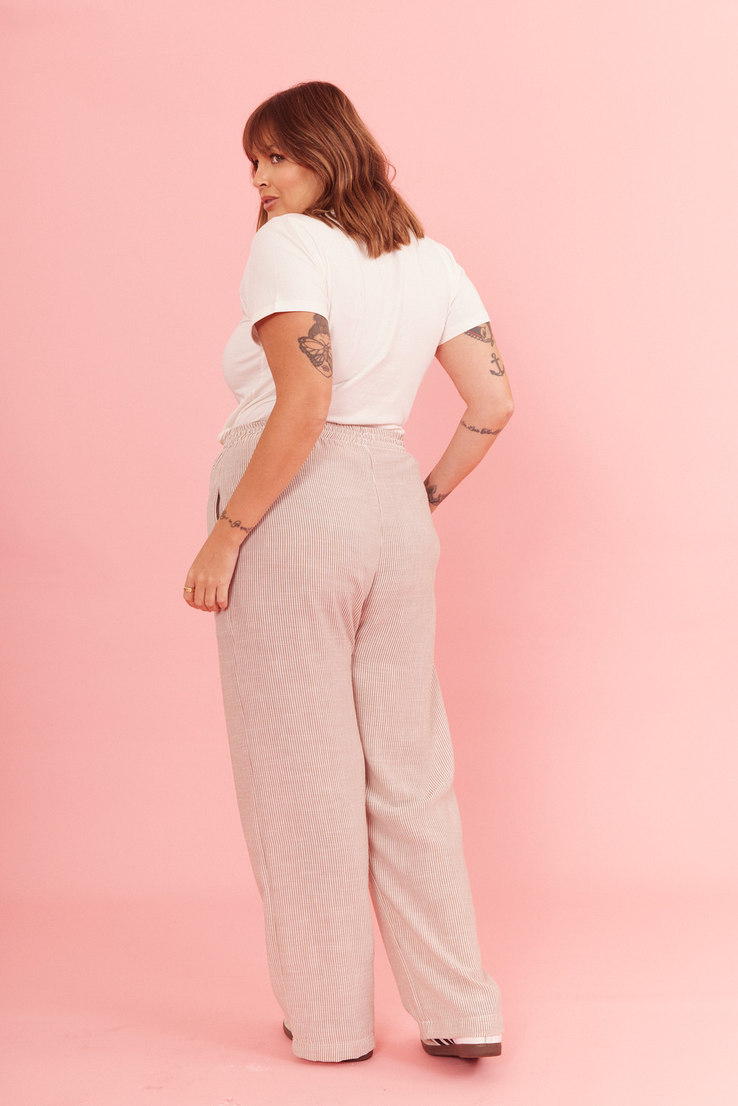 CALÇA JOICE LISTRADO BEGE