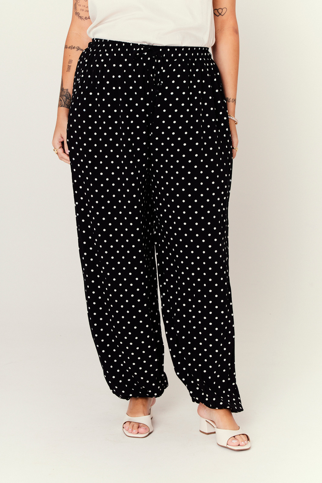 CALCA ALADIM EM POA PRÉ VENDA POA FUNDO PRETO CALCA ALADIM EM POA PRÉ VENDA POA FUNDO PRETO