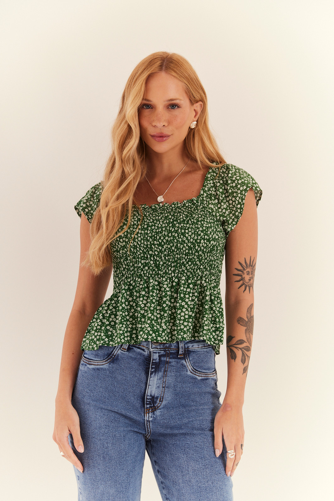 BLUSA MICHELE FLORAL FUNDO VERDE BLUSA MICHELE FLORAL FUNDO VERDE