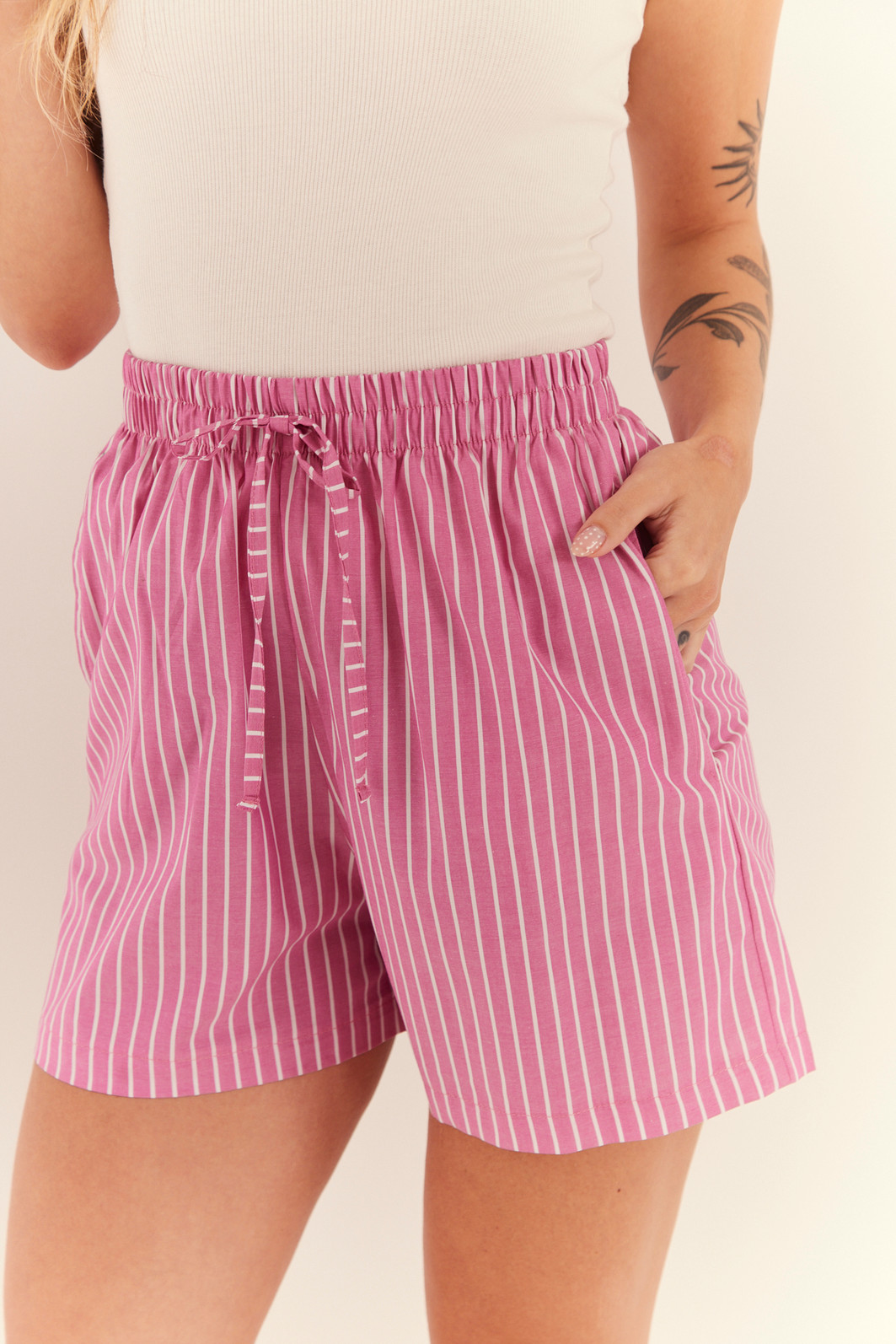 SHORTS NICE LISTRADO ROSA