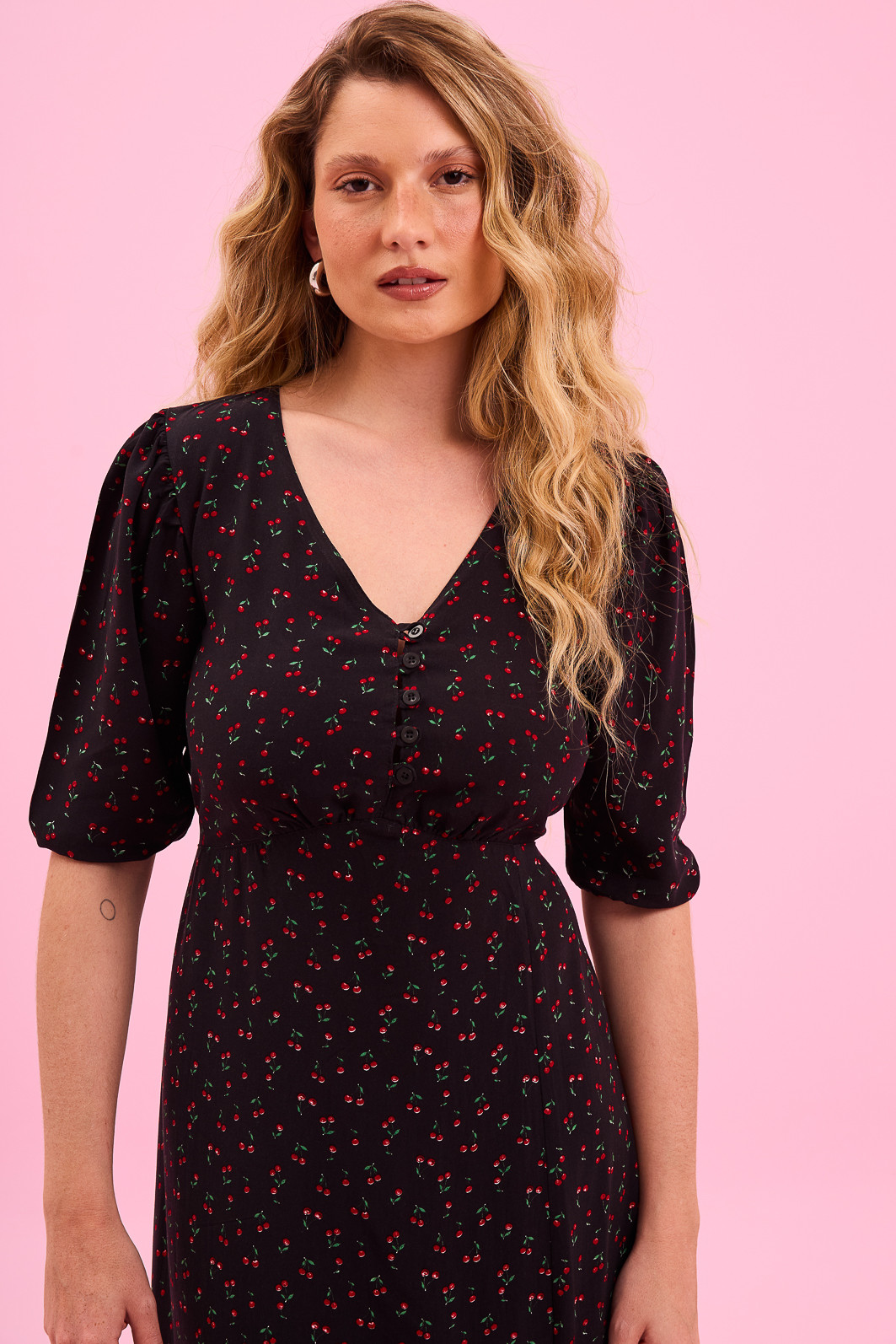 VESTIDO FLASH SALE CEREJA FUNDO PRETO VESTIDO FLASH SALE CEREJA FUNDO PRETO