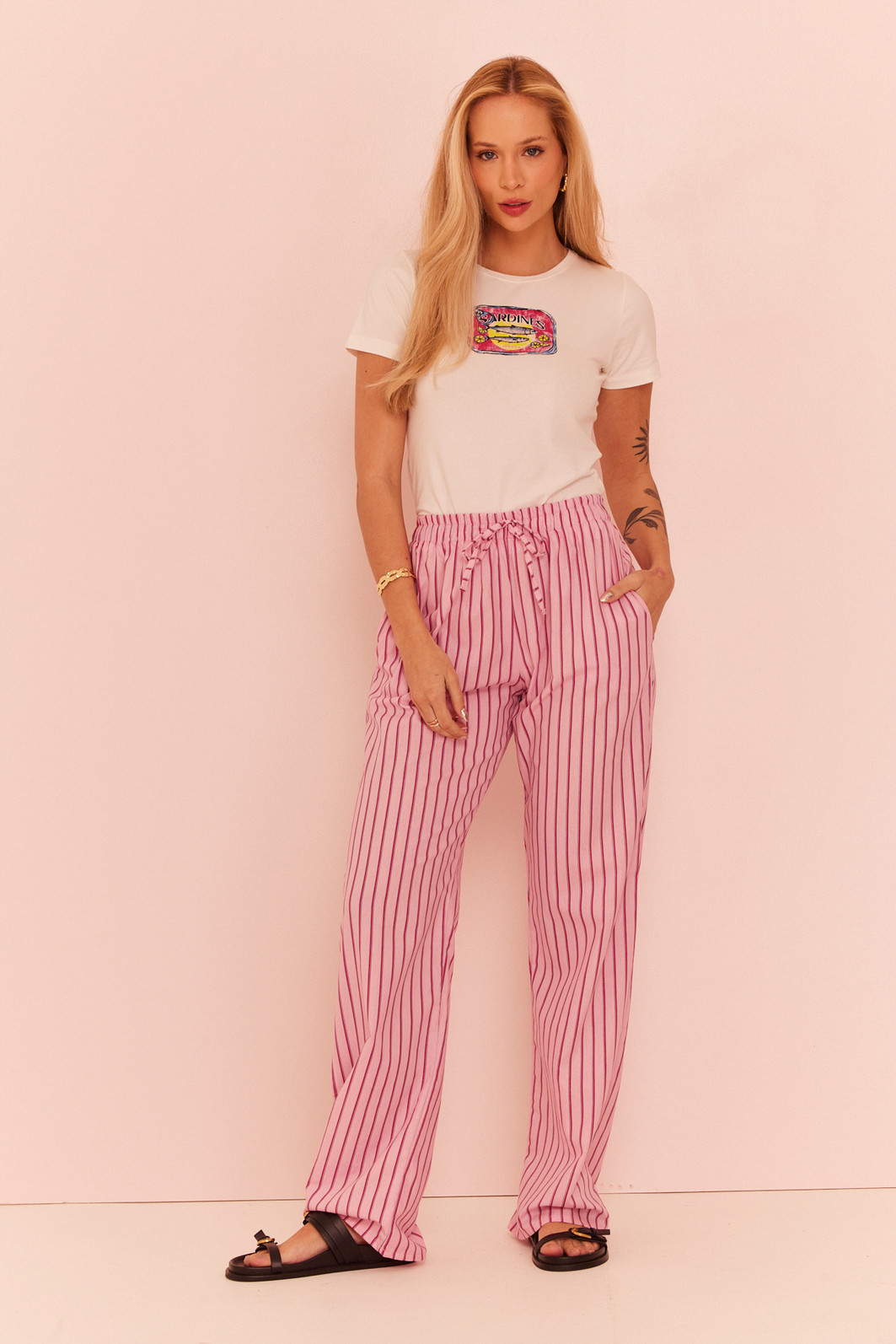 CALÇA FERNANDA LISTRADO ROSA E VERMELHO CALÇA FERNANDA LISTRADO ROSA E VERMELHO