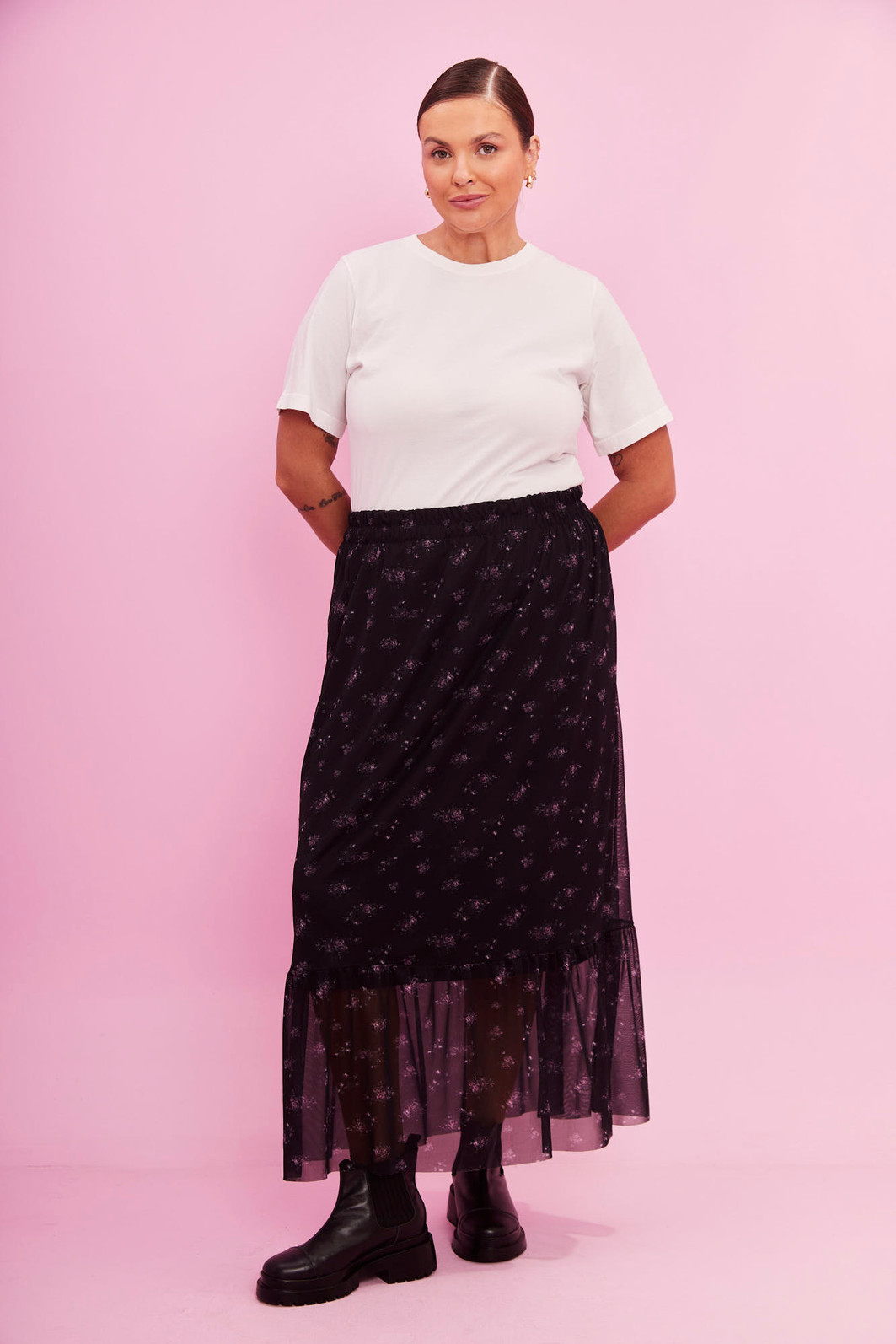 SAIA MIDI EM TULE CAMILA FLORAL FUNDO PRETO