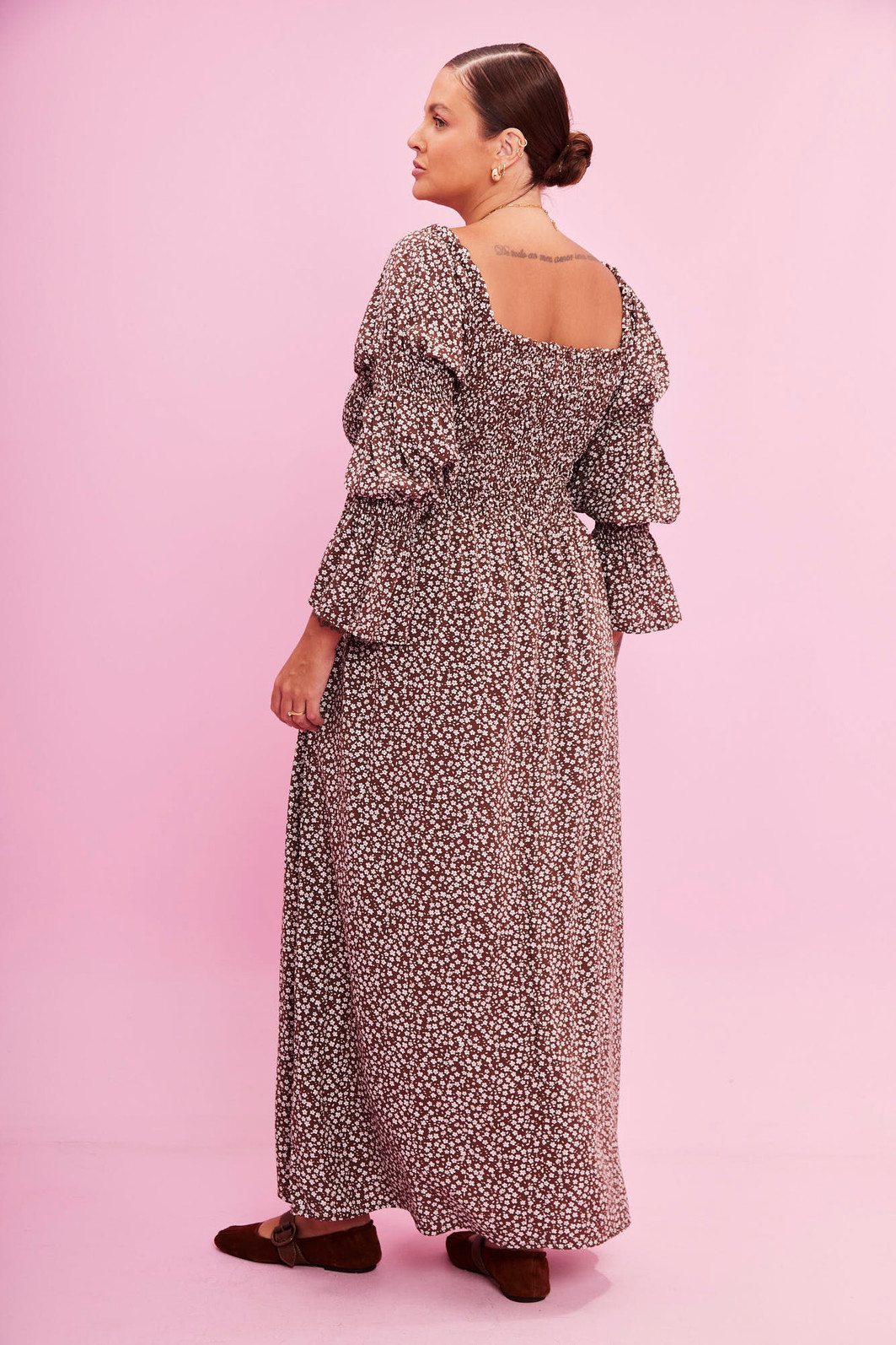 VESTIDO EMANUELE FLORAL FUNDO MARROM