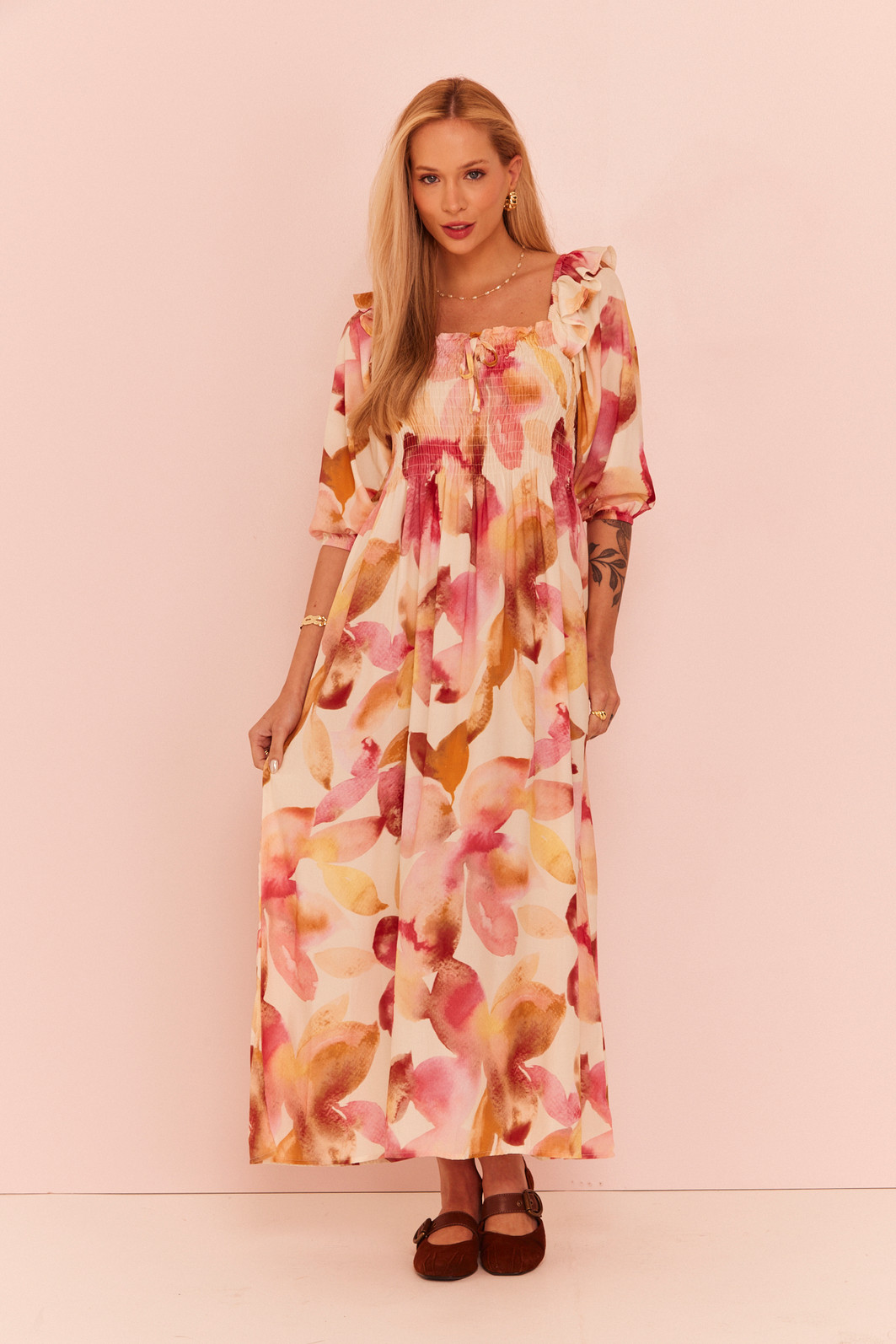 VESTIDO MIDI LAURA FLORAL FUNDO OFF VESTIDO MIDI LAURA FLORAL FUNDO OFF