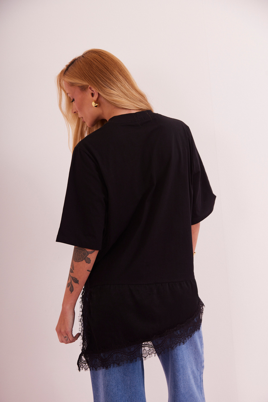 T-SHIRT OVER COM RENDA MIA PRETO T-SHIRT OVER COM RENDA MIA PRETO