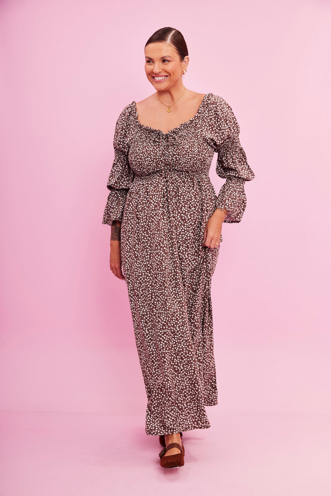 VESTIDO EMANUELE FLORAL FUNDO MARROM