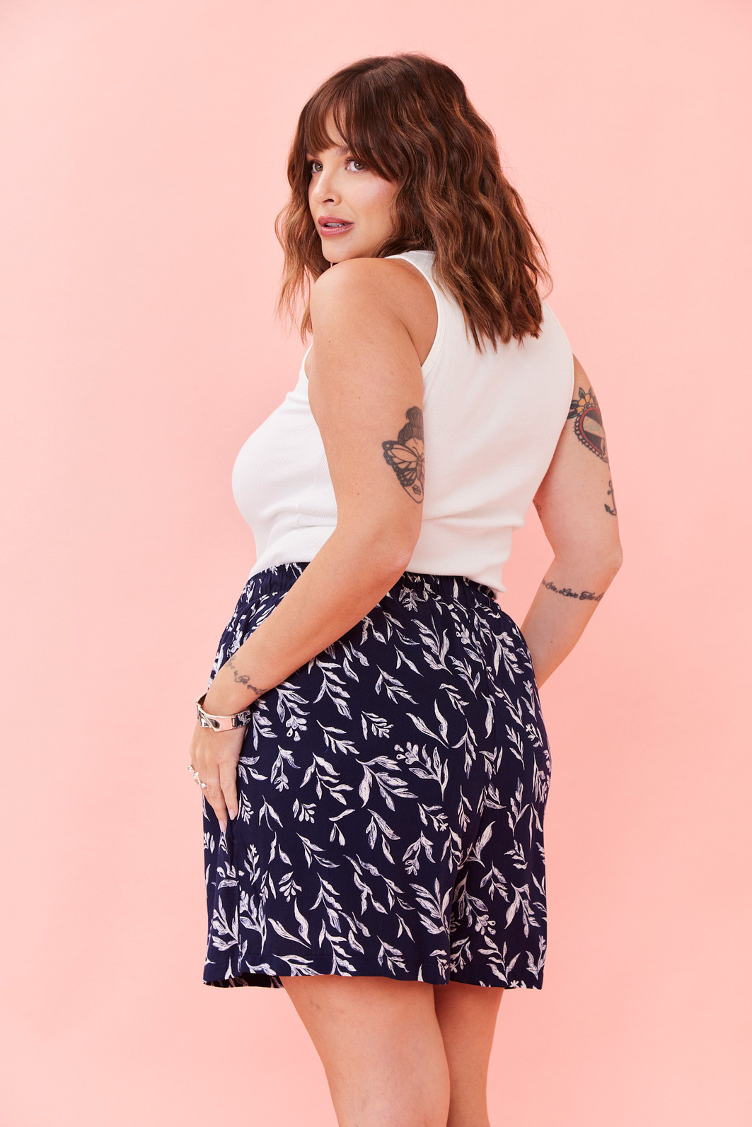 SHORTS KEILA FLORAL FUNDO MARINHO SHORTS KEILA FLORAL FUNDO MARINHO