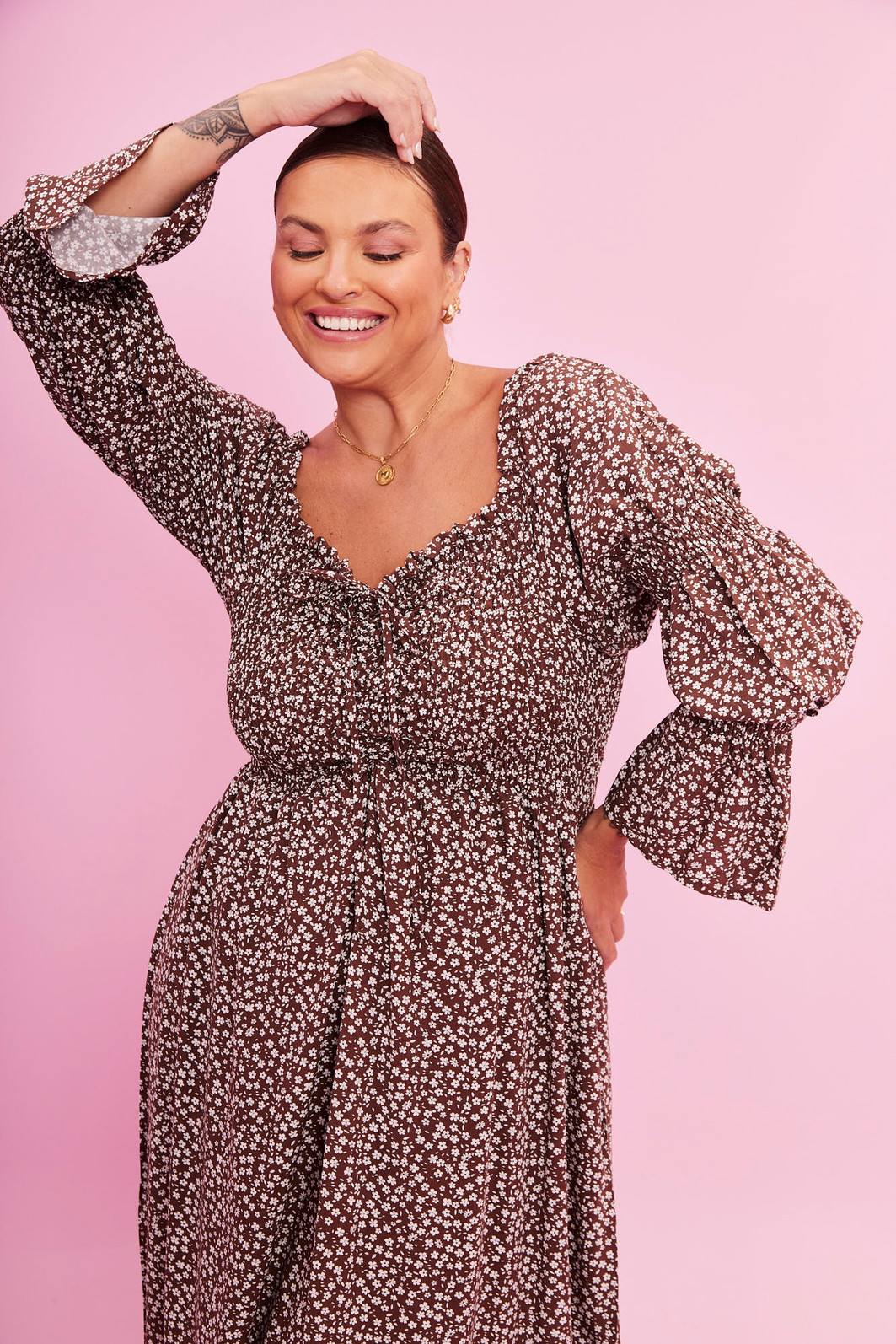 VESTIDO EMANUELE FLORAL FUNDO MARROM