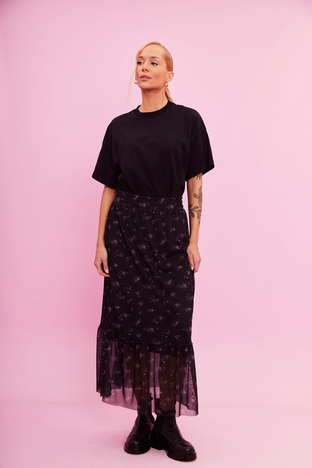 SAIA MIDI EM TULE CAMILA FLORAL FUNDO PRETO